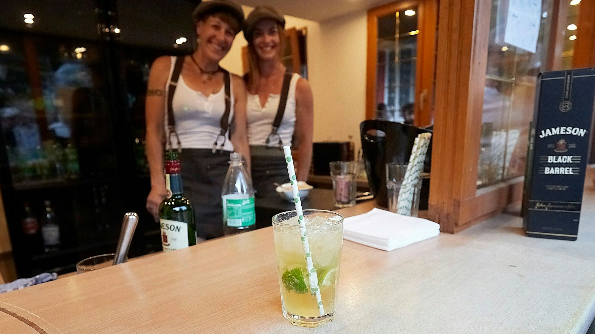 Ein Glas mit irischer Limonade, die aus aus Limetten, Whiskey und Sprite besteht, steht auf einem Tisch.