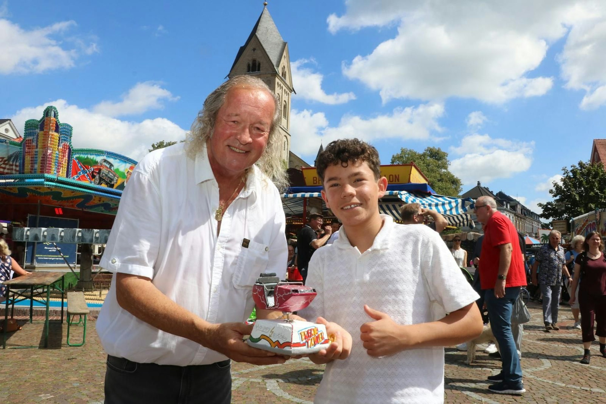 Maximilian Dohm (13) schenkte Burkhardt Unrau zum 72. Geburtstag eine Modell-Gondel.