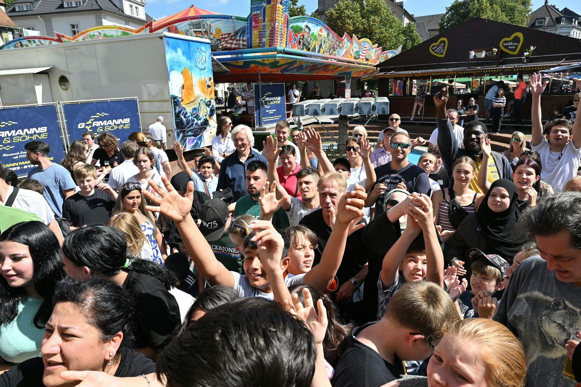 Von oben in die Menge: Vom Podest des Riesenrads regnete es zur Eröffnung der Bergisch Gladbacher Laurentiuskirmes am Samstag Freifahrchips.