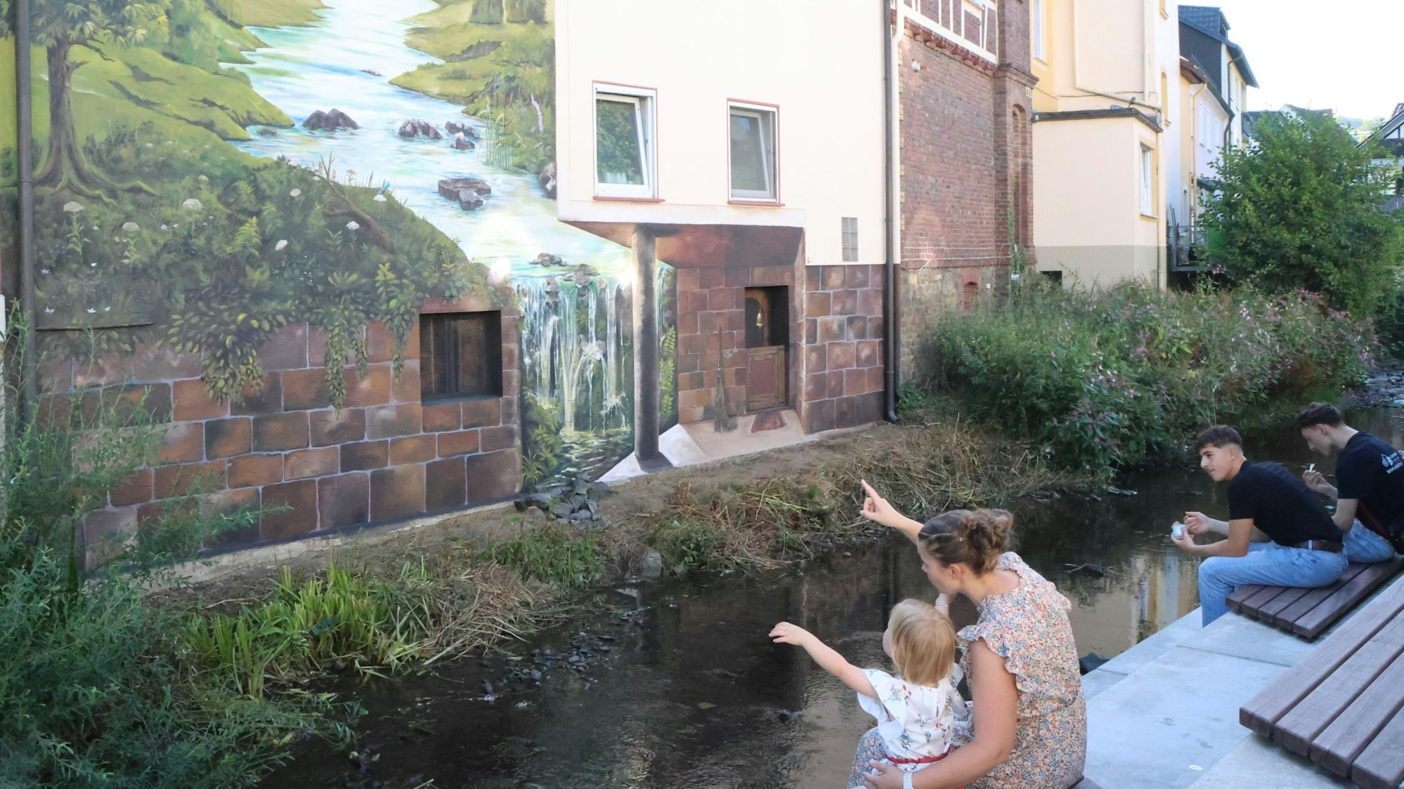 Bei der „Langen Nacht der Republik“ konnten Schaulustige das nun fertiggestellte Fassadengemälde der Künstlerin Nadja Schwendemann von den Sitzstufen am Morsbach aus in den Blick nehmen.