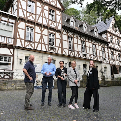 50 000 Euro für die Sanierung des Felsenkellers in Odenthal-Altenberg übergab die Deutsche Stiftung Denkmalschutz an Eigentümer Thomas Kloth (2. v. l.).