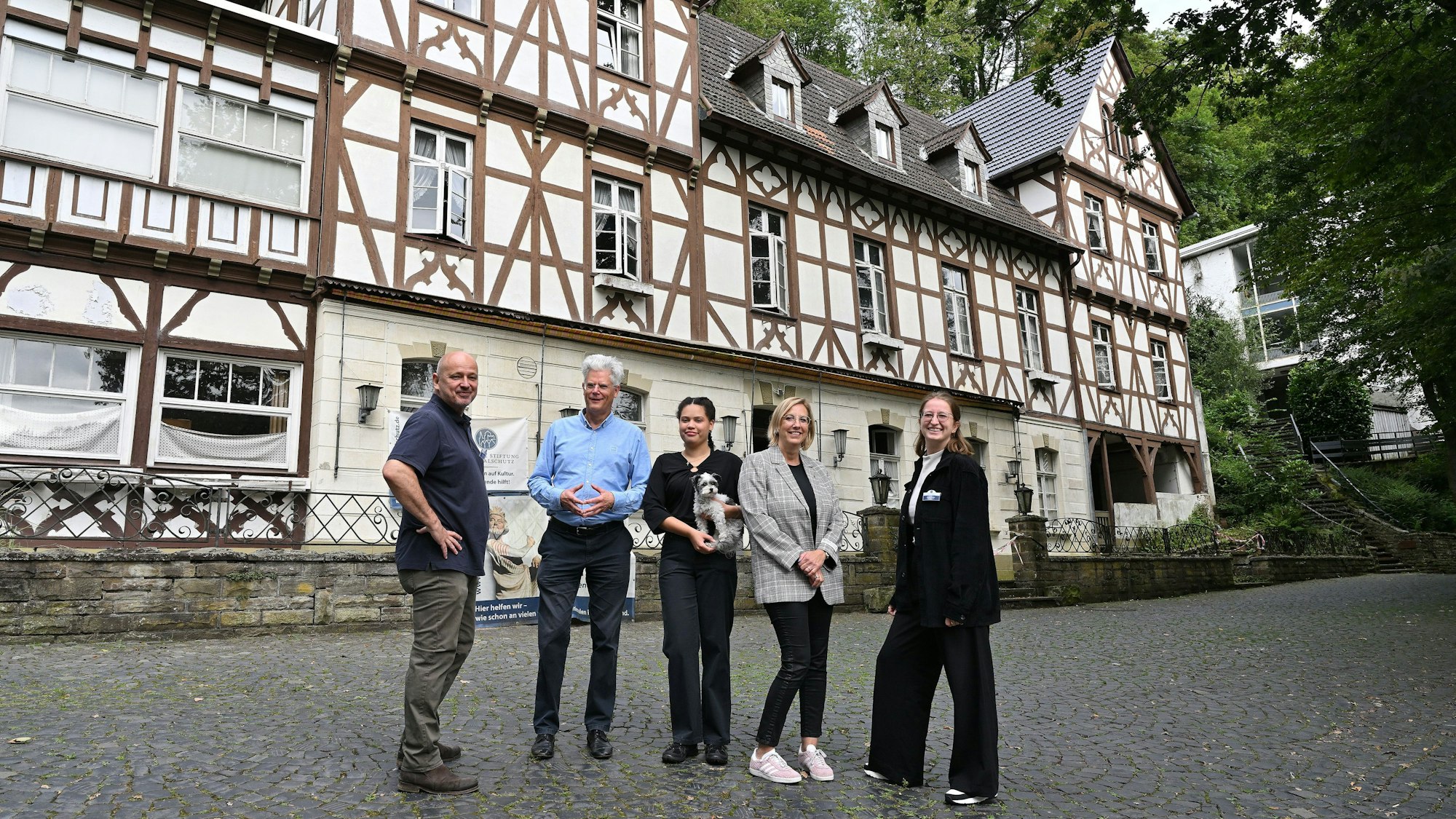 50 000 Euro für die Sanierung des Felsenkellers in Odenthal-Altenberg übergab die Deutsche Stiftung Denkmalschutz an Eigentümer Thomas Kloth (2. v. l.).
