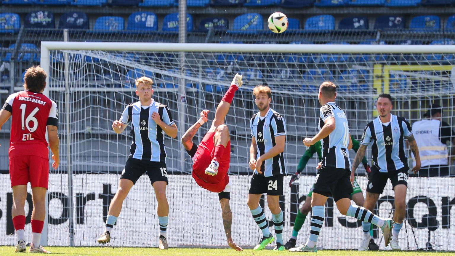 Fussball: 3. Liga, 2. Spieltag, SV Waldhof Mannheim - FC Viktoria Köln am 10.08.2024 in Mannheim Carl-Benz-Stadion, Deutschland, Tor zum 1:1 durch Fallrückzieher von Lex Tyger Lobinger FC Viktoria Köln, 09 Mannheim Carl-Benz-Stadion Deutschland *** Soccer 3 Liga, Matchday 2, SV Waldhof Mannheim FC Viktoria Köln on 10 08 2024 at Mannheim Carl Benz Stadion , Germany, Goal for 1 1 by drop kick from Lex Tyger Lobinger FC Viktoria Köln, 09 Mannheim Carl Benz Stadion Germany Copyright: xFranzxReindelx