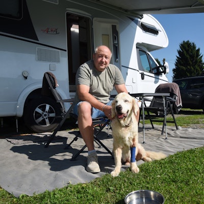 Wolfgang Siegroth aus Köln-Rondorf hat seinem kranken Hund Milo einen Reha-Urlaub im „Campingpark im Bergischen Land“ spendiert. In der Lindlarer Ortschaft Oberbüschem soll der 13 Jahre alte Golden Retriever wieder schmerzfrei laufen.