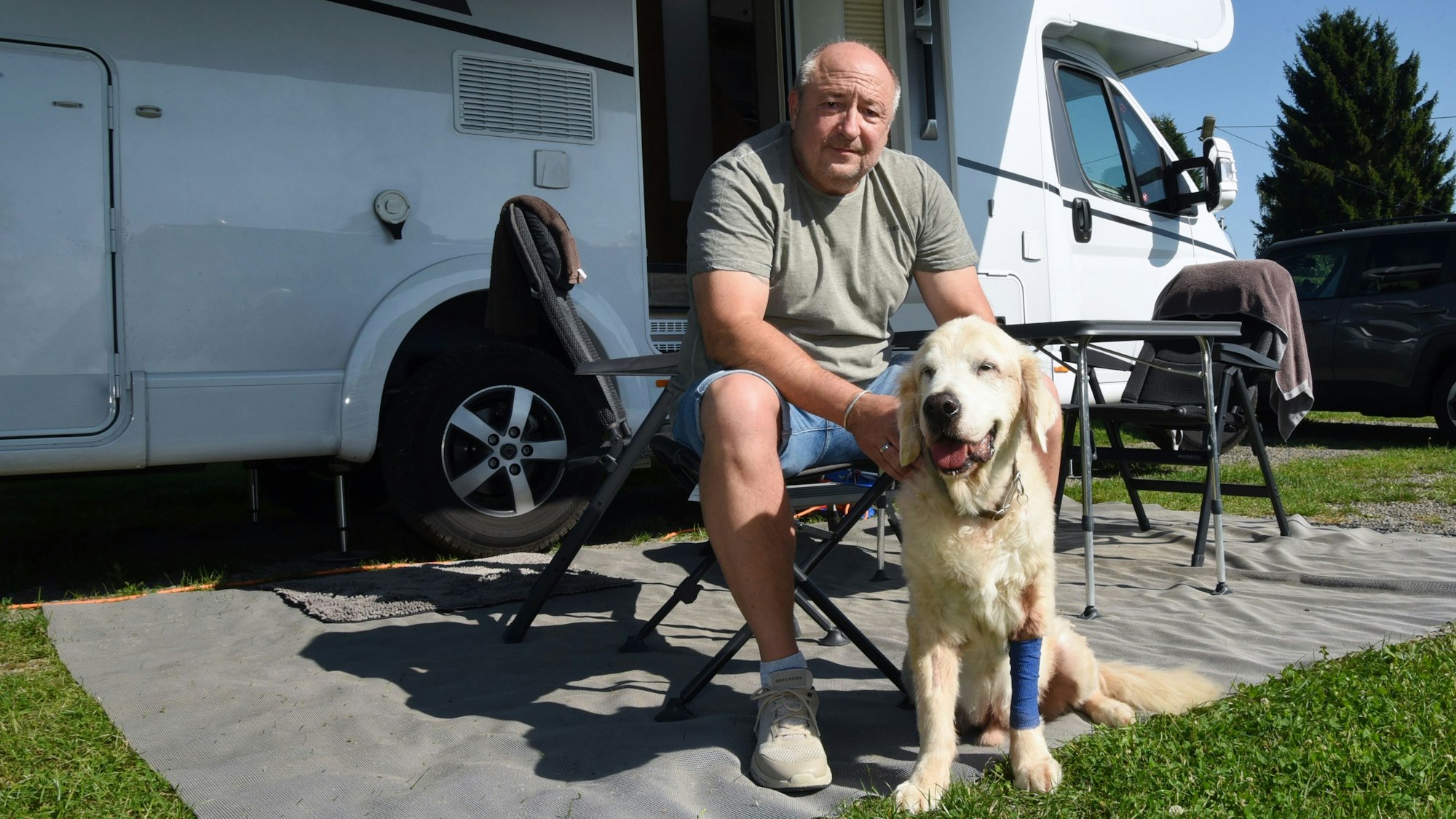 Wolfgang Siegroth aus Köln-Rondorf hat seinem kranken Hund Milo einen Reha-Urlaub im „Campingpark im Bergischen Land“ spendiert. In der Lindlarer Ortschaft Oberbüschem soll der 13 Jahre alte Golden Retriever wieder schmerzfrei laufen.