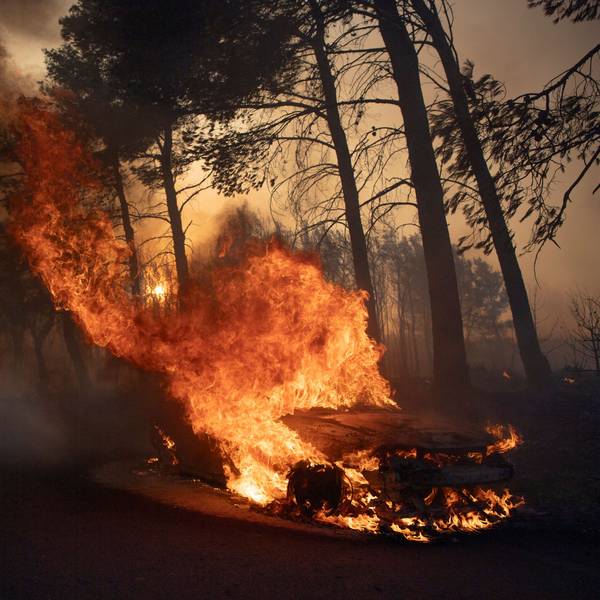 Ein Auto brennt während eines Waldbrandes im Dorf Varnava.