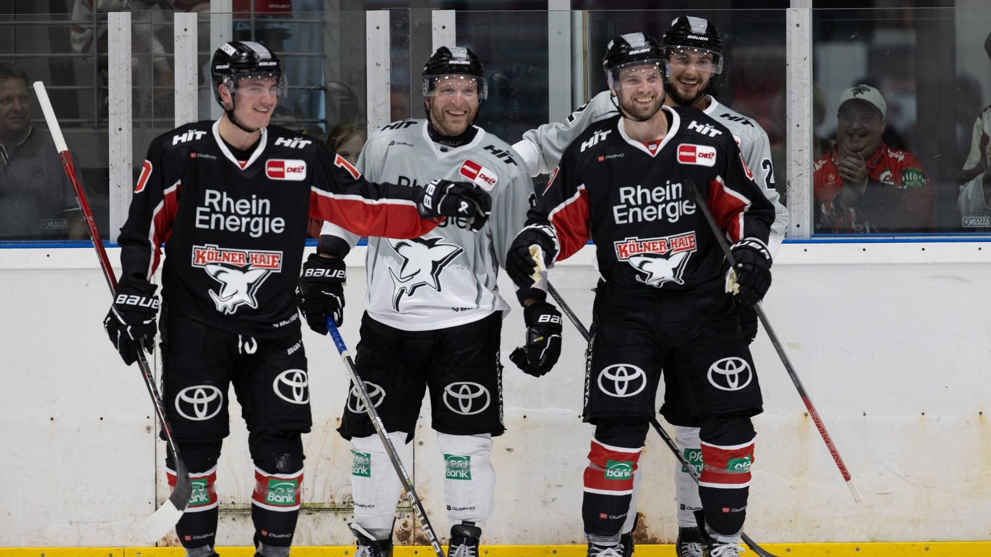 Spaß beim Trainingsauftakt: Die Haie-Spieler (v.l.) Justin Schütz, Frederik Storm, Maximilian Glötzl und Veli-Matti Vittasmäki.