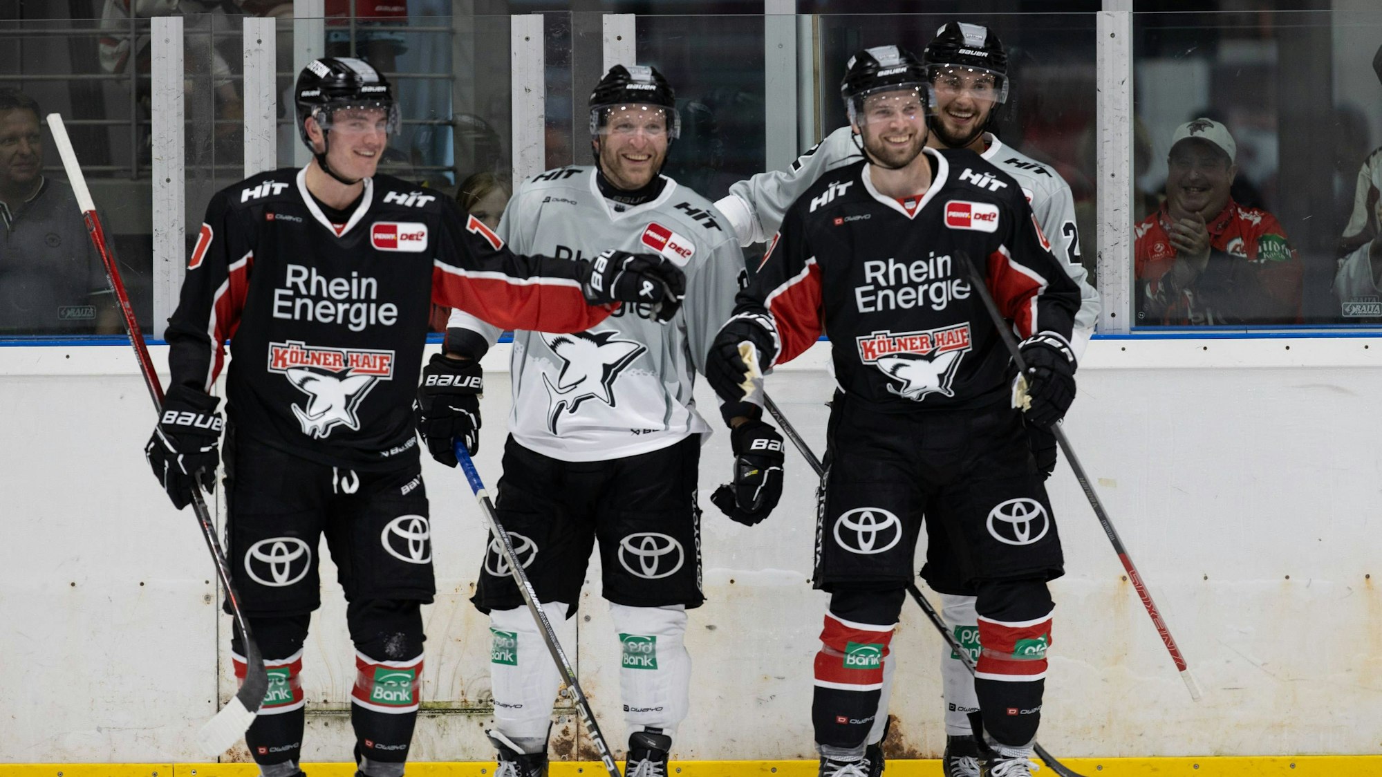 Spaß beim Trainingsauftakt: Die Haie-Spieler (v.l.) Justin Schütz, Frederik Storm, Maximilian Glötzl und Veli-Matti Vittasmäki.