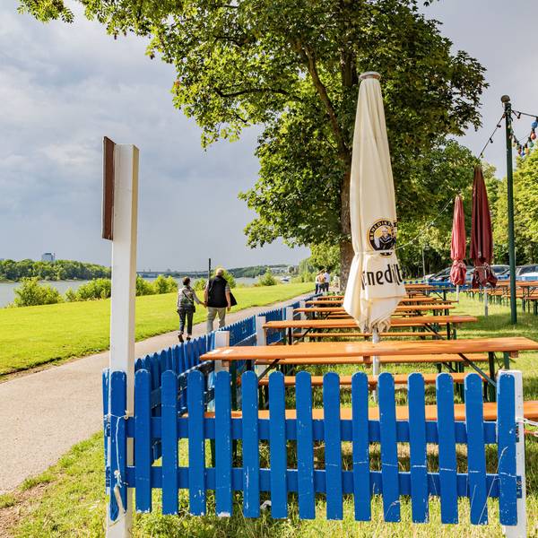 Blick vom Biergarten auf die Rheinpromenade in Oberkassel.