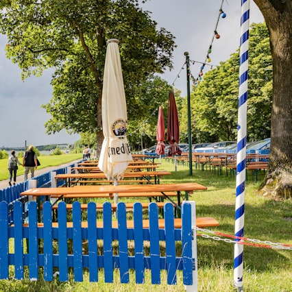Blick vom Biergarten auf die Rheinpromenade in Oberkassel.