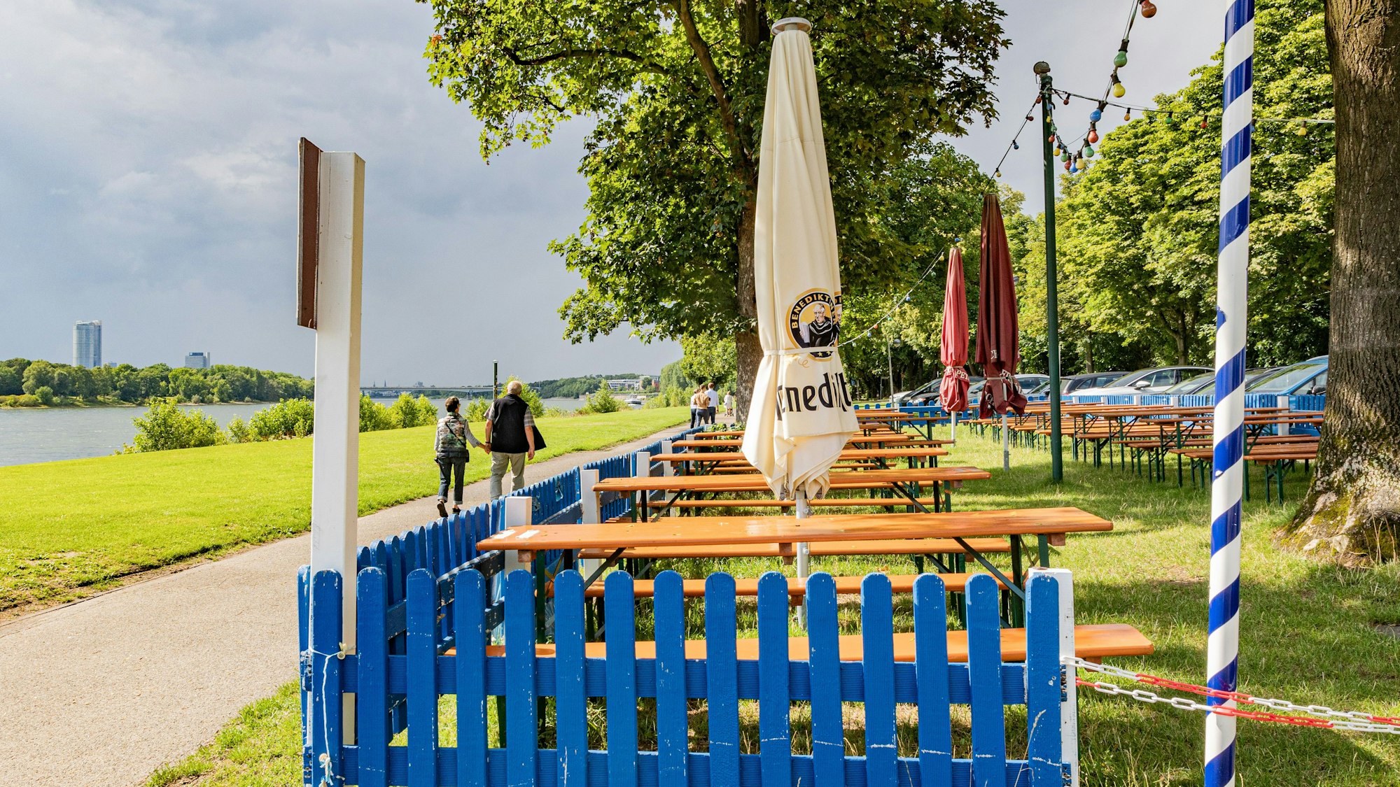 Blick vom Biergarten auf die Rheinpromenade in Oberkassel.