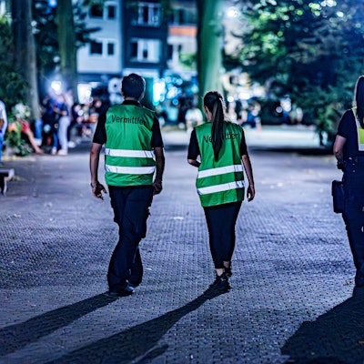 Vermittler und Ordnungsamtsmitarbeitende unterwegs.