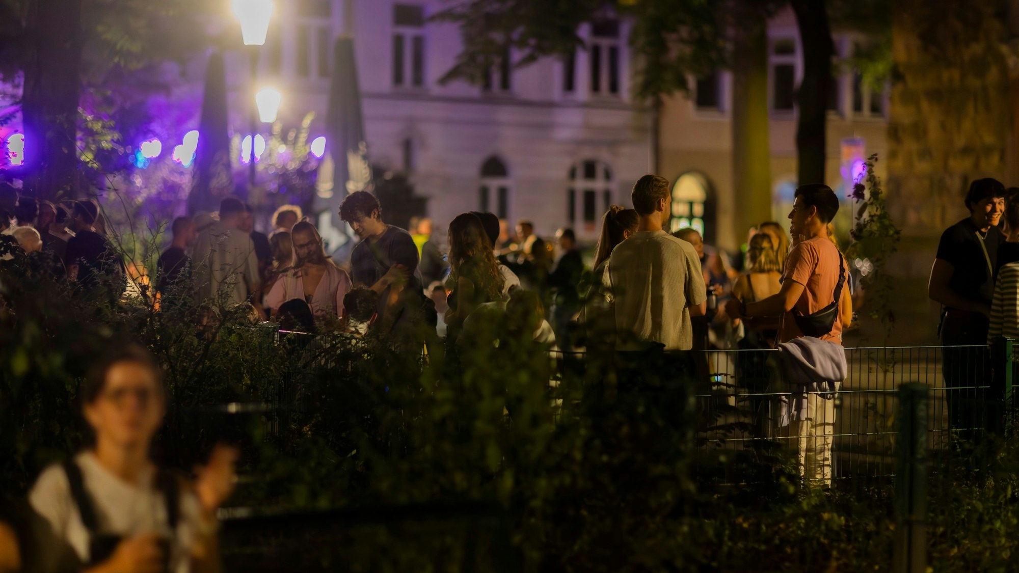 Junge Menschen stehen in Gruppen.