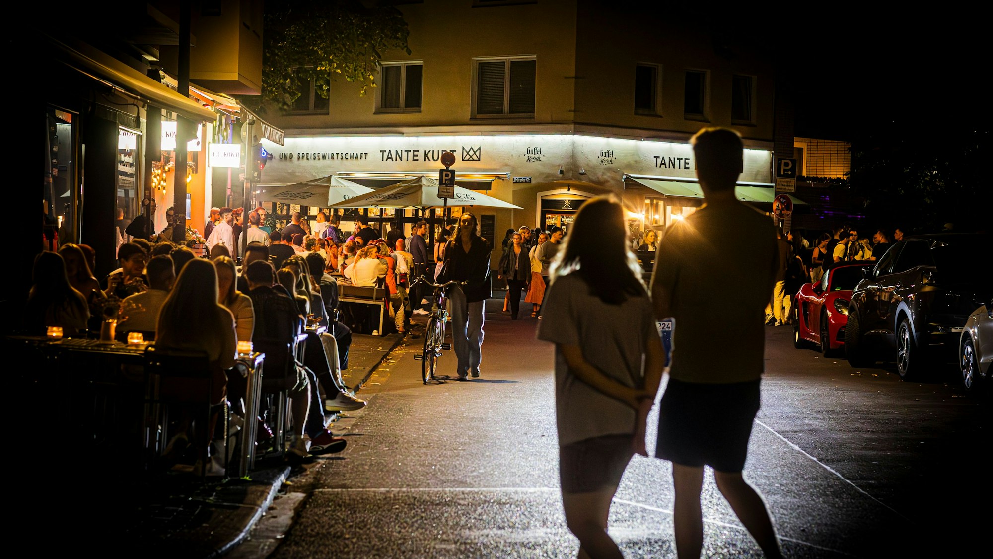 Vollbesetzte Kneipen und flanierende junge Menschen.