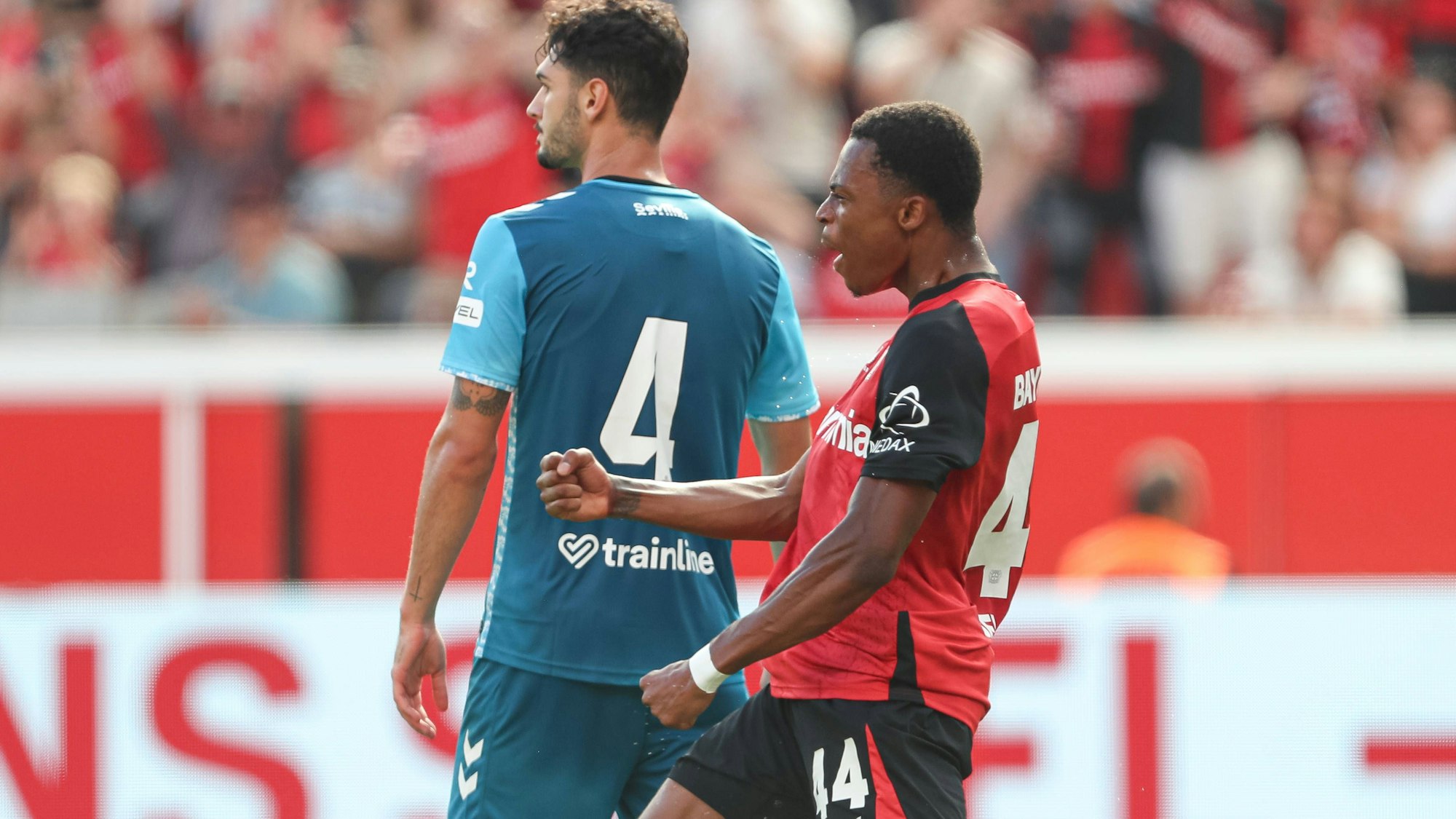 Leverkusens Jeanuel Belocian (r.) jubelt nach seinem Treffer zum 1:1 im Testspiel gegen Real Betis Sevilla.