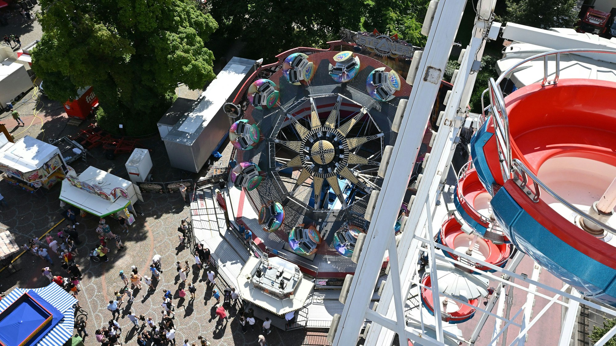 Einen Blick von oben auf die Laurentiuskirmes in Bergisch Gladbach haben Schaulustige vom Riesenrad aus.