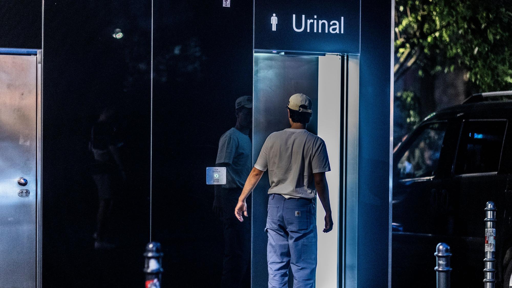 Urinal in der Nacht.