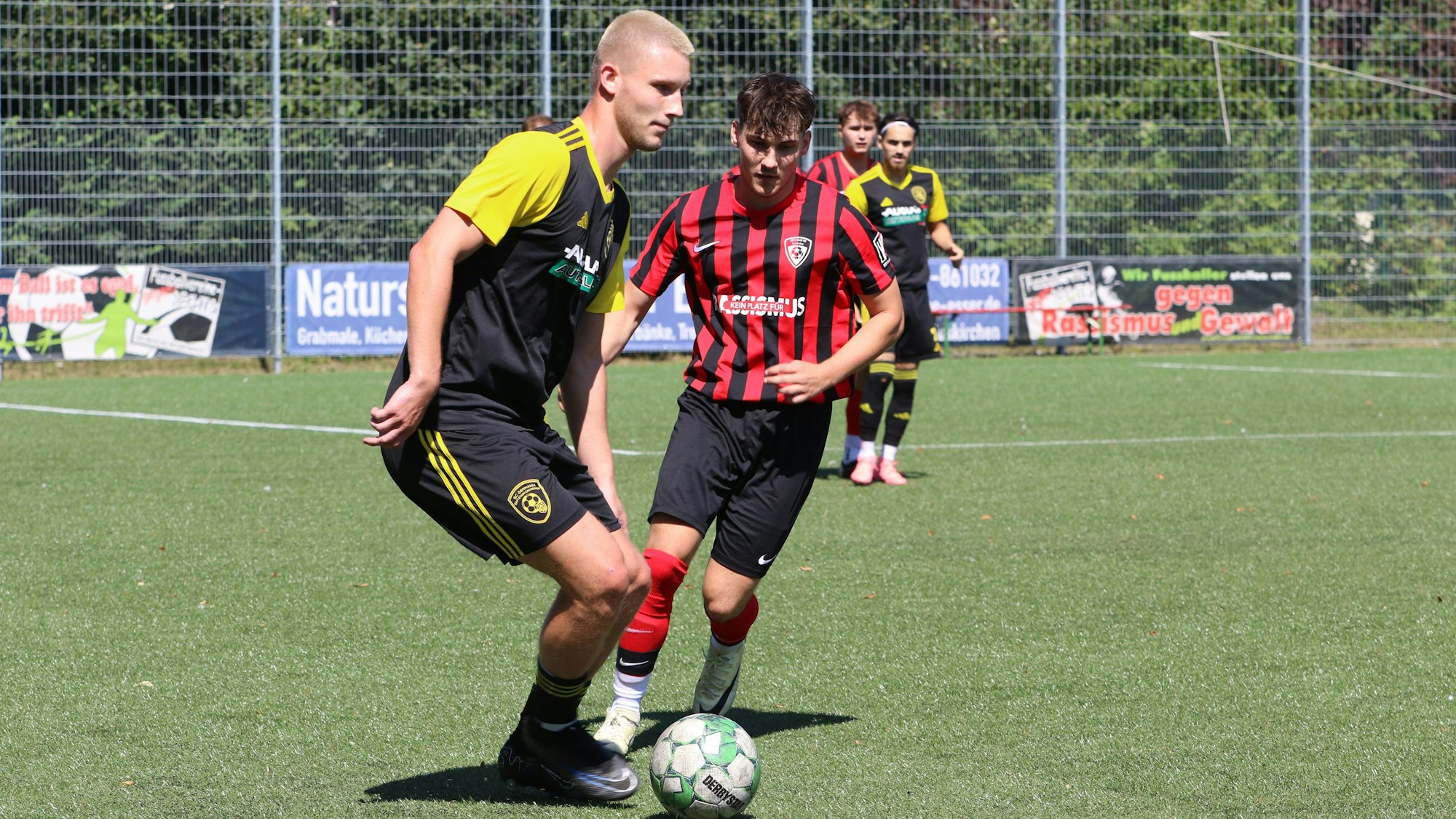 Erftstadts Jan-Philipp Schmitz behauptet den Ball gegen einen herannahenden Gegenspieler.