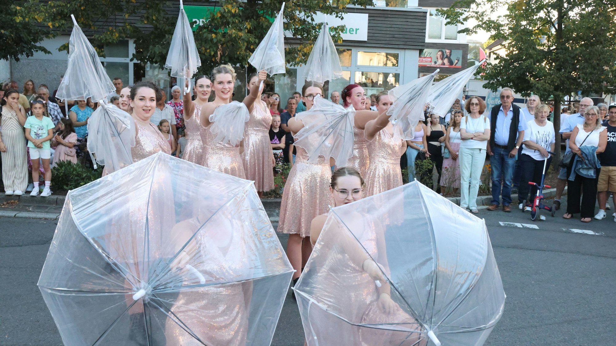 Bei der „Langen Nacht der Republik“ hatte in Morsbach auch die Tanzgruppe „Die Wolpertinger“ einen Oscar-verdächtigen Auftritt, und das auf dem Verkehrskreisel am Rathaus.