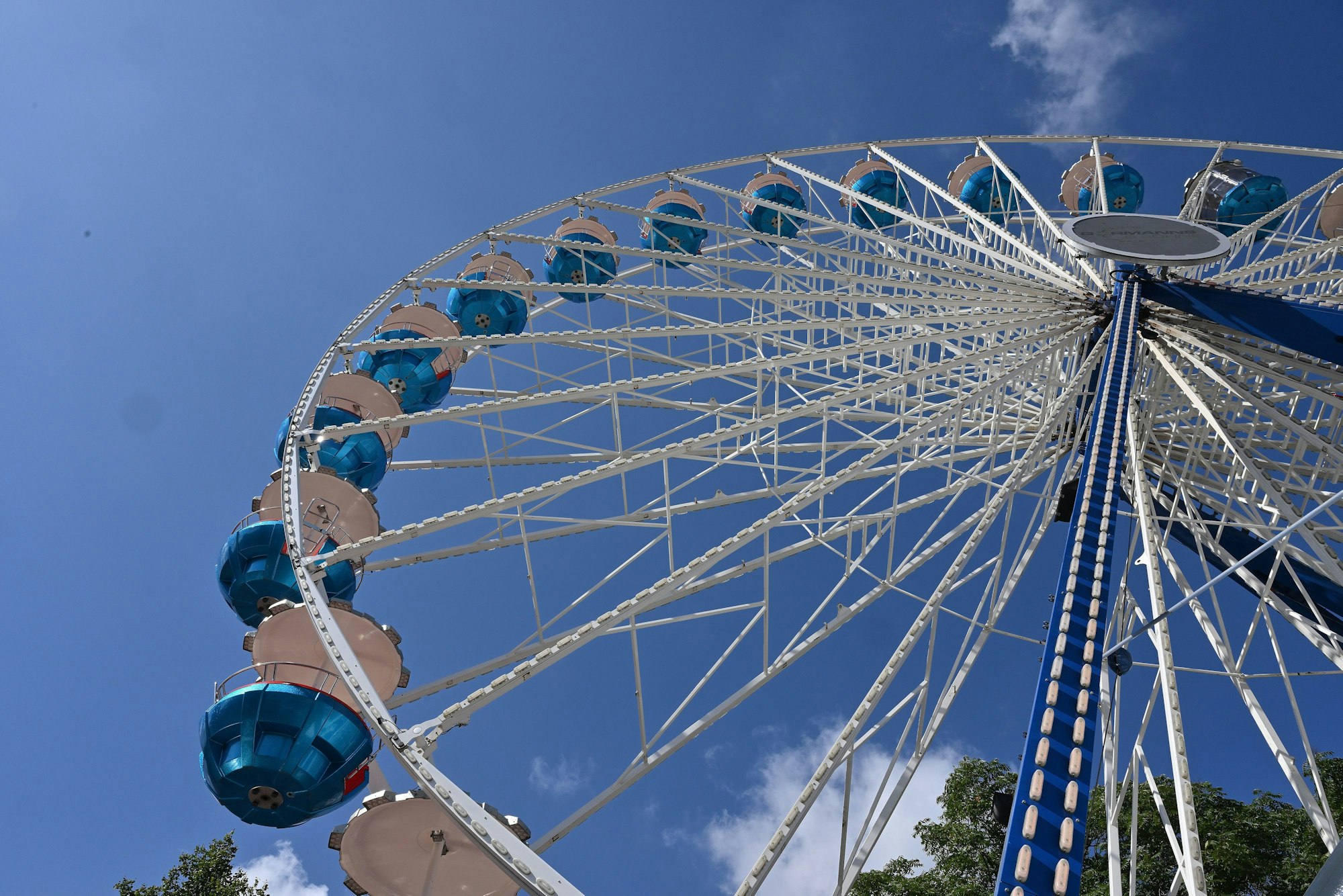 38 Meter hoch ist das Riesenrad „Ostseestern“ auf der Laurentiuskirmes in Bergisch Gladbach.