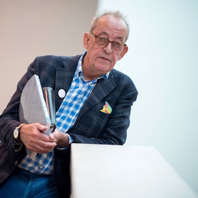 Kasper König, Kurator der Skulptur Projekte beim LWL-Museum für Kunst und Kultur steht am 28.09.2017 an einer Treppe im Museum in Münster (Nordrhein-Westfalen). Foto: Guido Kirchner/dpa +++(c) dpa - Bildfunk+++ | Verwendung weltweit