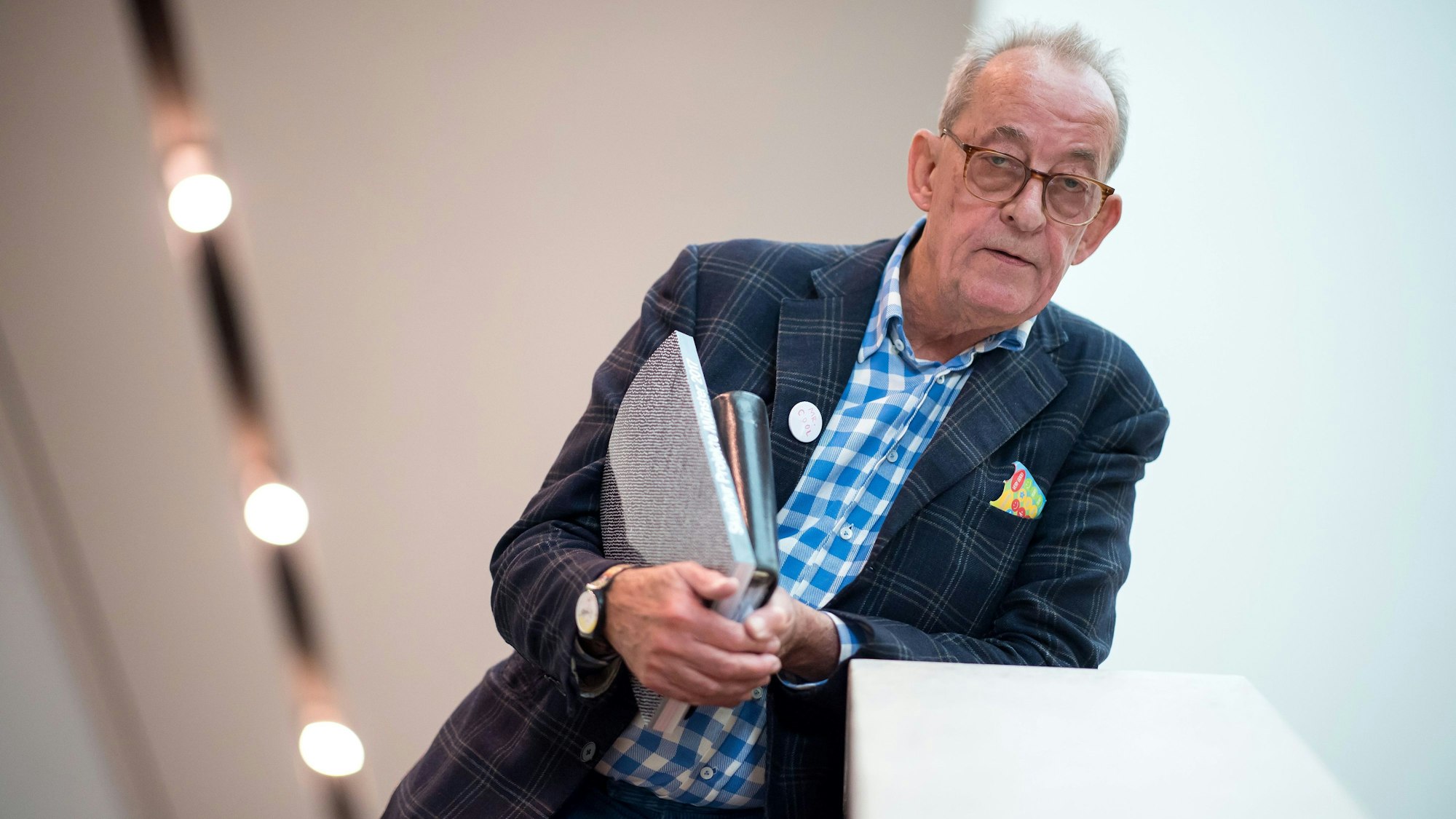 Kasper König, Kurator der Skulptur Projekte beim LWL-Museum für Kunst und Kultur steht am 28.09.2017 an einer Treppe im Museum in Münster (Nordrhein-Westfalen). Foto: Guido Kirchner/dpa +++(c) dpa - Bildfunk+++ | Verwendung weltweit