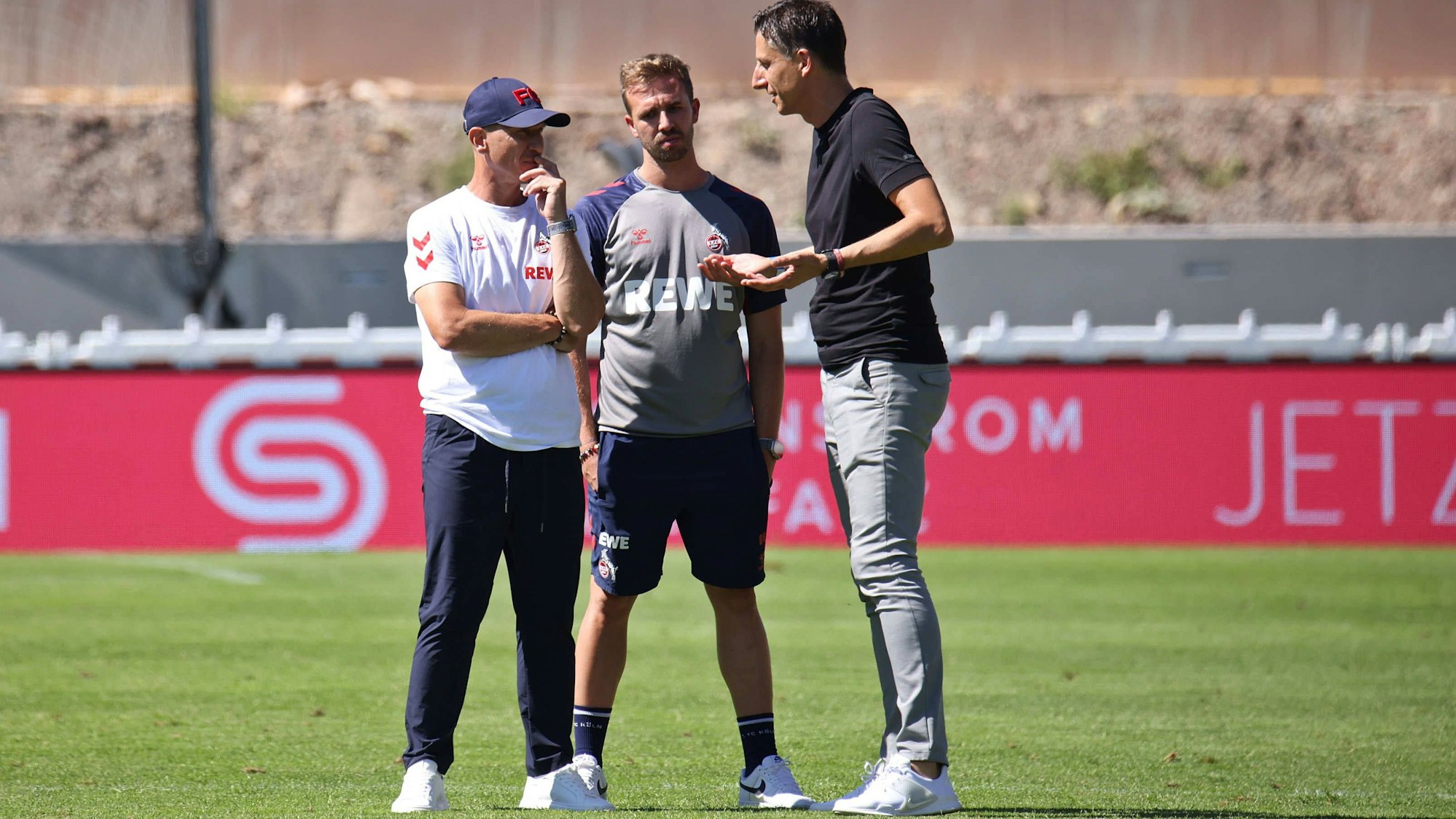 Diskussionsbedarf: Trainer Gerhard Struber, Co-Trainer Bernd Eibler und FC-Geschäftsführer Christian Keller (v.l.n.r.) 1. FC Köln nach dem Spiel in Elversberg.