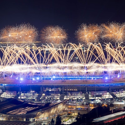 Das Stade de France bei der Abschlussfeier von Olympia 2024 in Paris. Feuerwerk über dem Stadion.