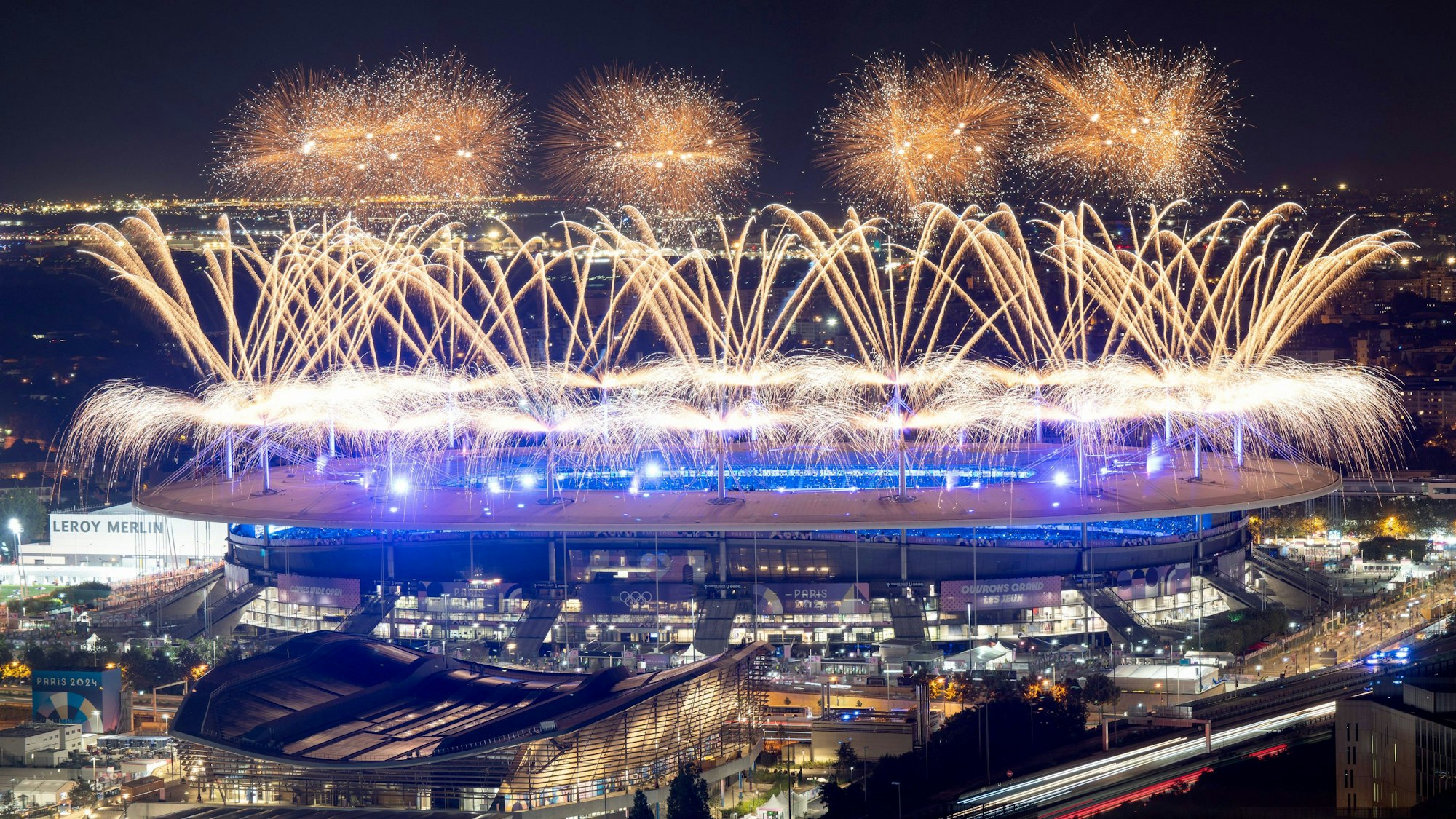 Das Stade de France bei der Abschlussfeier von Olympia 2024 in Paris. Feuerwerk über dem Stadion.