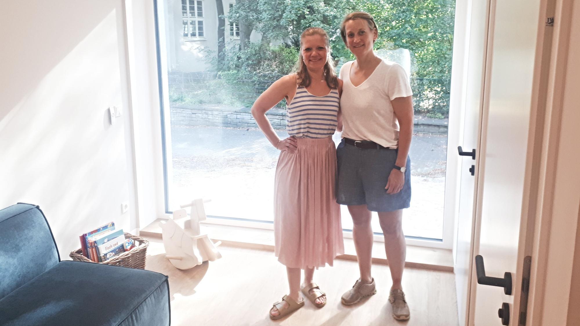 Friederike Hoffmann (r.) mit ihrer Kollegin Mariana Zech im kleinen Aufenthaltsraum im Erdgeschoss.