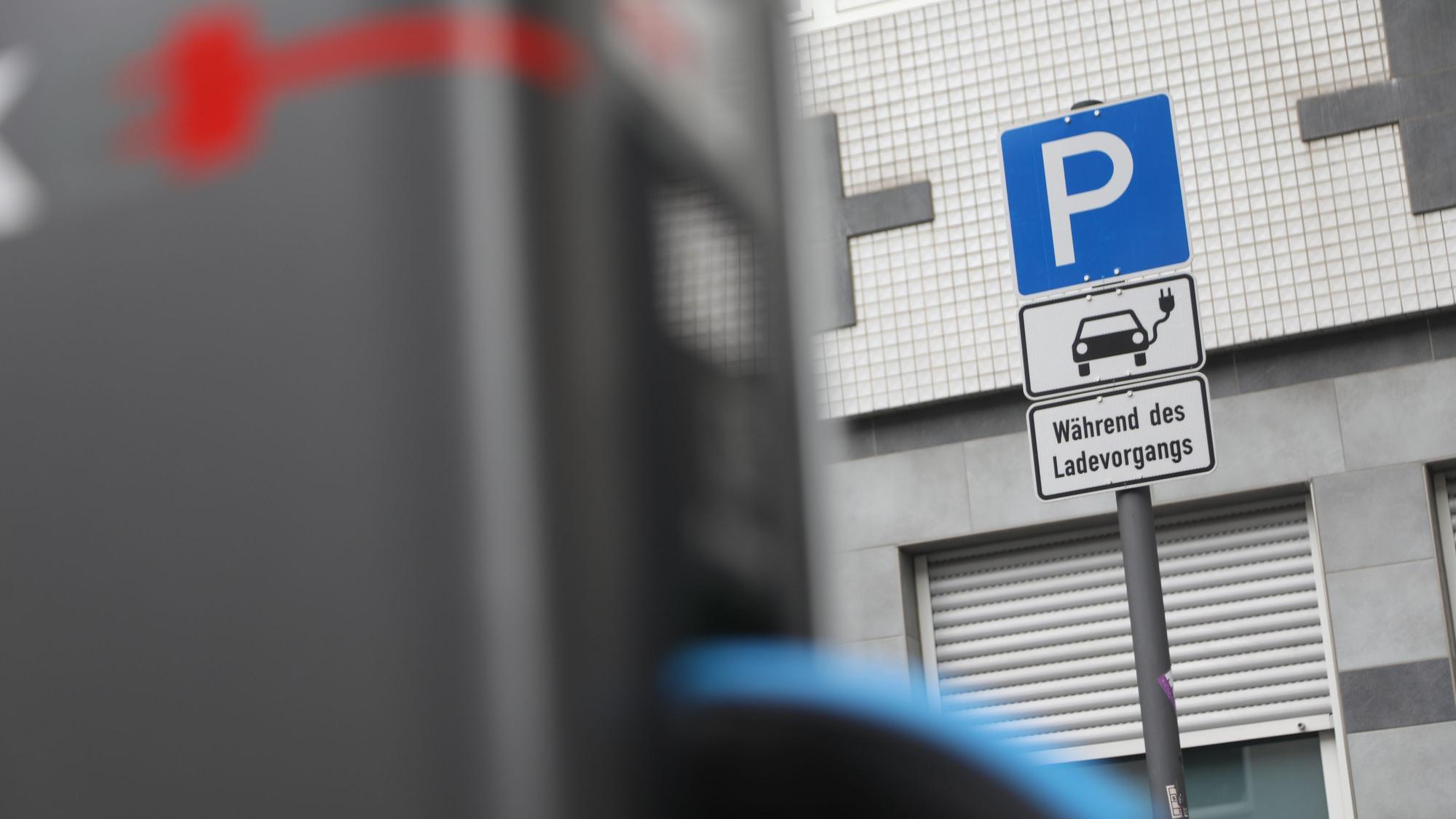 Köln: Zwei E-Autos stehen an der Merheimer Straße, um die Batterie an einer Ladestation aufzuladen.