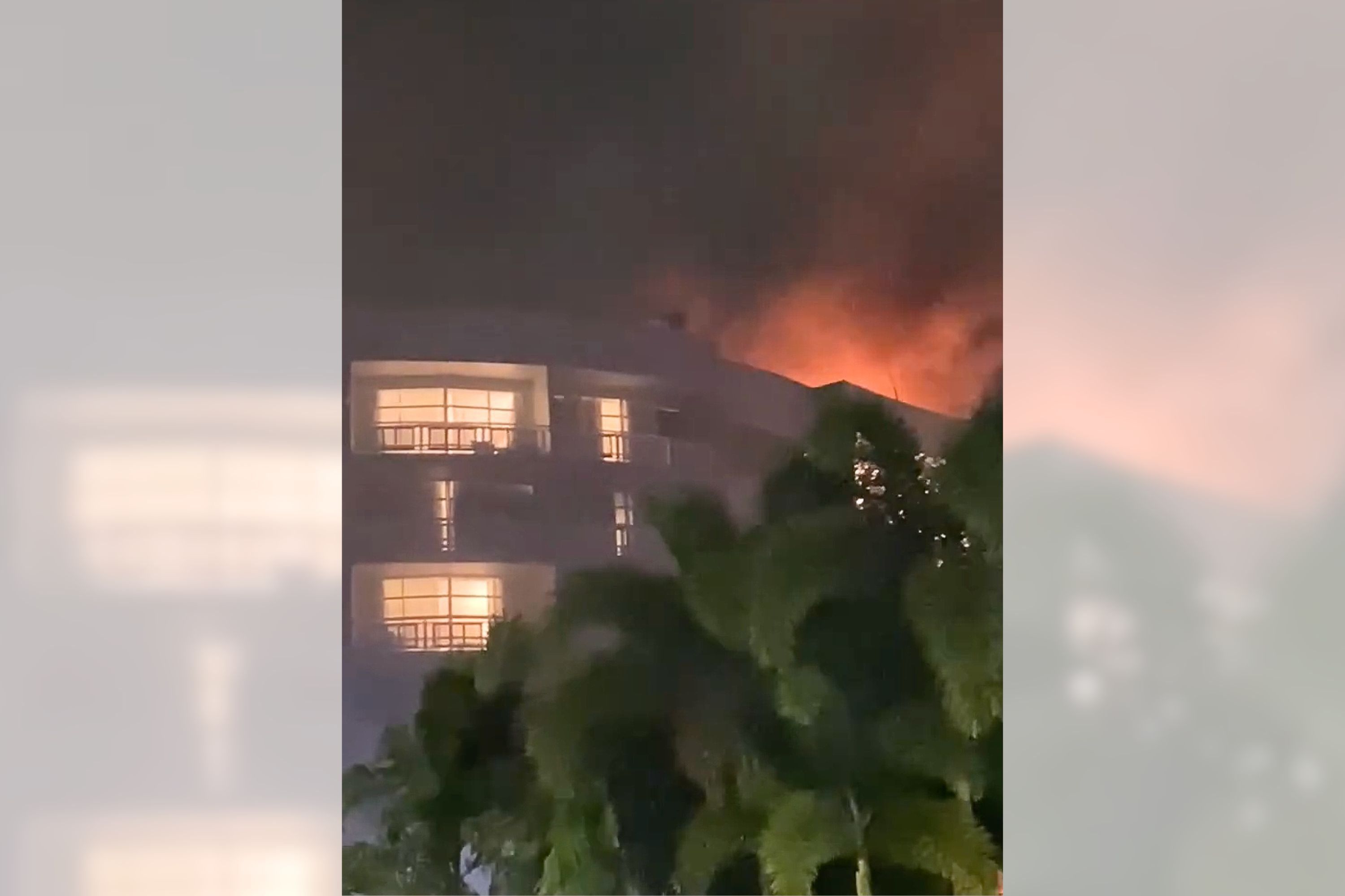 Ein Videostandbild des Feuers auf dem Dach.
