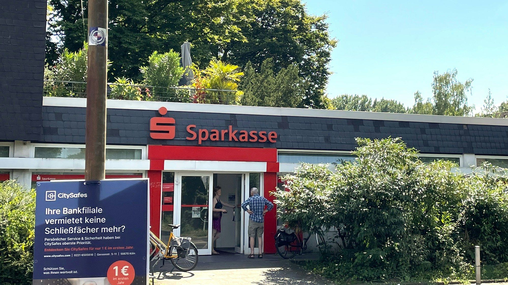 Die alte Sparkassen-Filiale in Sürth ist ab Ende August geschlossen.