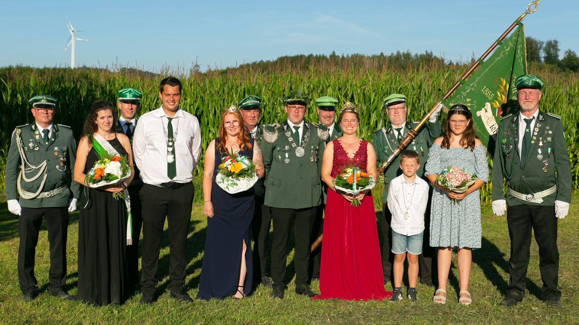 Gruppenfoto der neuen Majestäten des Schützenvereins Lieberhausen.