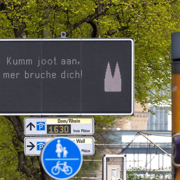 Verkehrstafeln in Köln.