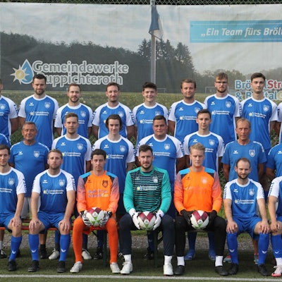 Julian Jelken (oben, von links), Martin Hohn, Kevin Becker, Andy Sommers, Marlon Özer, Dennis Hellen, Marvin Schrewe, Silas Bleiweiß, Lukas Dunell, Trainer Benedikt Ramrath (Mitte, von links), Co-Trainer Ralf Nahs, Niklas Wienand, Nico Müller, Max Steimel, David Ebke, Sportlicher Leiter Klaus Mühlpfordt, Torwart-Trainer Michael Hoffmann, Johannes Hohn (unten, von links), Alexander Steimel, Florian Hohn, Lukas Gratzl, Leon Mühlpfordt, Timo Neuhaus und Philipp Jarree vom Bröltaler SC.