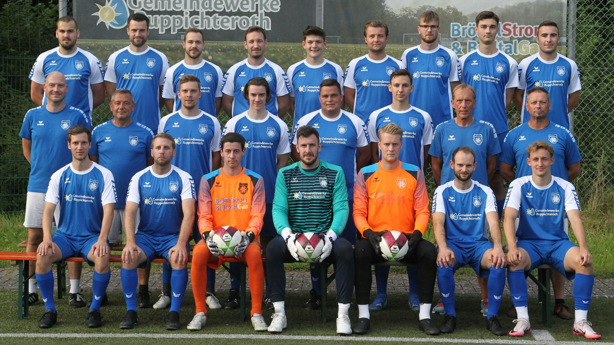 Julian Jelken (oben, von links), Martin Hohn, Kevin Becker, Andy Sommers, Marlon Özer, Dennis Hellen, Marvin Schrewe, Silas Bleiweiß, Lukas Dunell, Trainer Benedikt Ramrath (Mitte, von links), Co-Trainer Ralf Nahs, Niklas Wienand, Nico Müller, Max Steimel, David Ebke, Sportlicher Leiter Klaus Mühlpfordt, Torwart-Trainer Michael Hoffmann, Johannes Hohn (unten, von links), Alexander Steimel, Florian Hohn, Lukas Gratzl, Leon Mühlpfordt, Timo Neuhaus und Philipp Jarree vom Bröltaler SC.