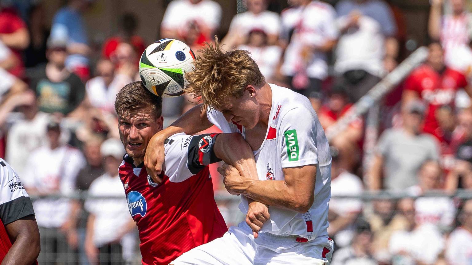 GER, Jubiläum 120 Jahre FC Viktoria Koeln vs. 1. FC Köln, Saison 2024/25 / 20.07.2024, Sportpark Hoehenberg, Koeln, GER, Jubiläum 120 Jahre FC Viktoria Koeln vs. 1. FC Köln, Saison 2024/25 Im Bild: Timo Huebers 1. FC Koeln, 04 Moritz Fritz, FC Viktoria Koeln, 23 Kopfball / Kopfballduell Dynamik, Aktion, Action, Spielszene *** GER, Anniversary 120 years FC Viktoria Koeln vs 1 FC Köln, season 2024 25 20 07 2024, Sportpark Hoehenberg, Koeln, GER, Anniversary 120 years FC Viktoria Koeln vs 1 FC Köln, season 2024 25 In the picture Timo Huebers 1 FC Koeln, 04 Moritz Fritz, FC Viktoria Koeln, 23 header header duel dynamics, action, action, game scene nordphotoxGmbHxx/xDenkinger nph00015