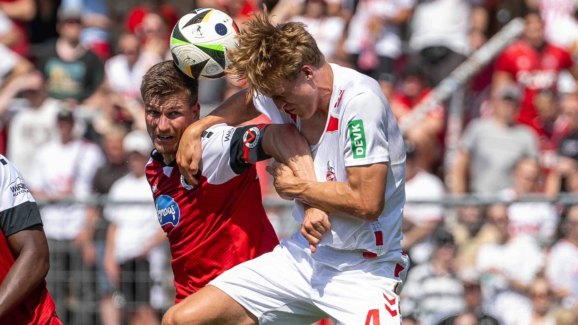 GER, Jubiläum 120 Jahre FC Viktoria Koeln vs. 1. FC Köln, Saison 2024/25 / 20.07.2024, Sportpark Hoehenberg, Koeln, GER, Jubiläum 120 Jahre FC Viktoria Koeln vs. 1. FC Köln, Saison 2024/25 Im Bild: Timo Huebers 1. FC Koeln, 04 Moritz Fritz, FC Viktoria Koeln, 23 Kopfball / Kopfballduell Dynamik, Aktion, Action, Spielszene *** GER, Anniversary 120 years FC Viktoria Koeln vs 1 FC Köln, season 2024 25 20 07 2024, Sportpark Hoehenberg, Koeln, GER, Anniversary 120 years FC Viktoria Koeln vs 1 FC Köln, season 2024 25 In the picture Timo Huebers 1 FC Koeln, 04 Moritz Fritz, FC Viktoria Koeln, 23 header header duel dynamics, action, action, game scene nordphotoxGmbHxx/xDenkinger nph00015