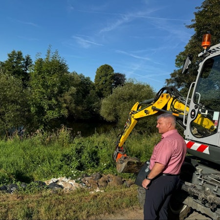 8000 Sandsäcke lagen seit dem Hochwasser von Weihnachten 2023 am Ufer der Sieg in Eitorf-Kelters. Jetzt ließ die Gemeinde sie abtransportieren.