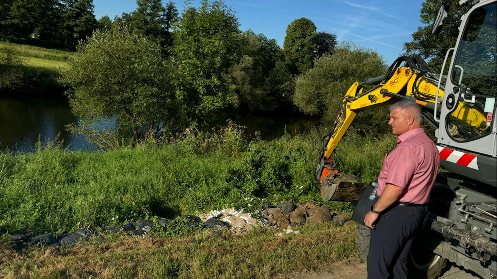 8000 Sandsäcke lagen seit dem Hochwasser von Weihnachten 2023 am Ufer der Sieg in Eitorf-Kelters. Jetzt ließ die Gemeinde sie abtransportieren.