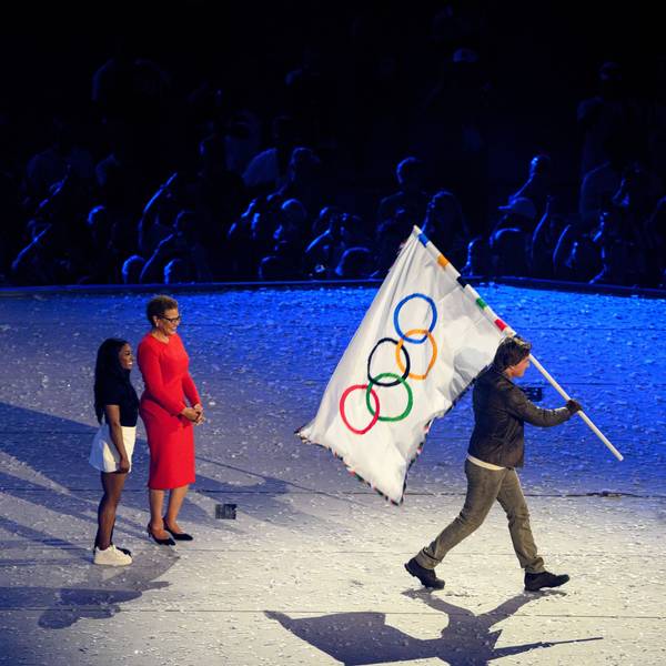 Simone Biles, Karen Bass und Tom Cruise während der Closing Ceremony.
