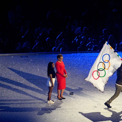 Simone Biles, Karen Bass und Tom Cruise während der Closing Ceremony.
