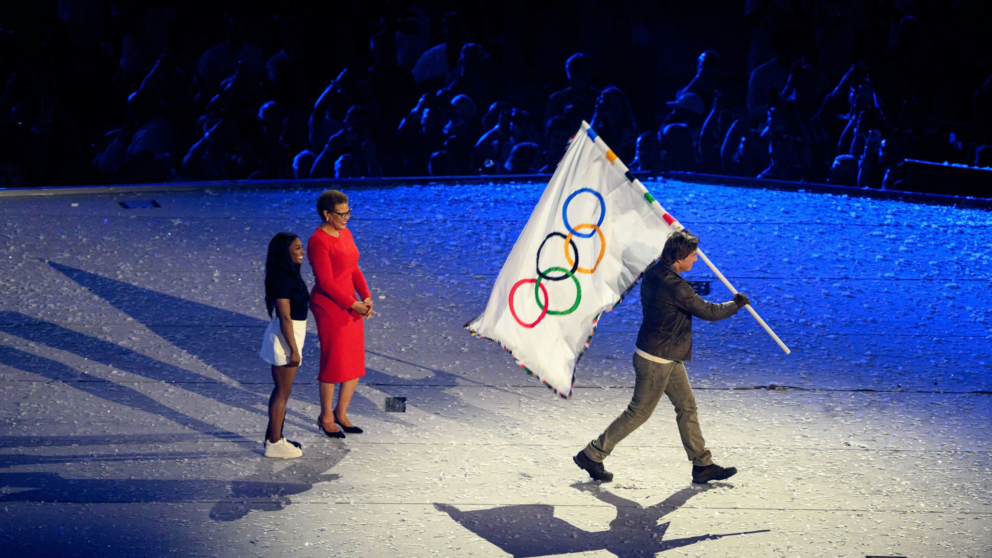 Simone Biles, Karen Bass und Tom Cruise während der Closing Ceremony.