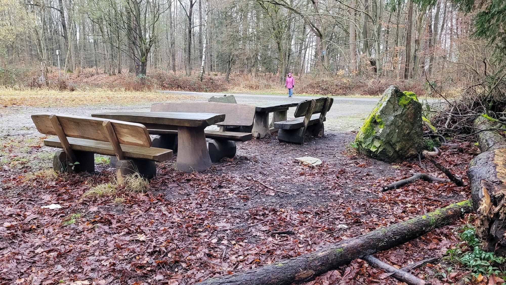 Eine Sitzgruppe lädt Wanderer und Radler heute zum Verweilen ein.