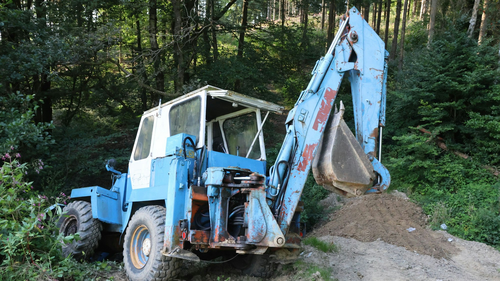 Das Foto zeigt ein landwirtschaftliches Mehrzweckfahrzeug, dessen Fahrer schwer verletzt wurde.