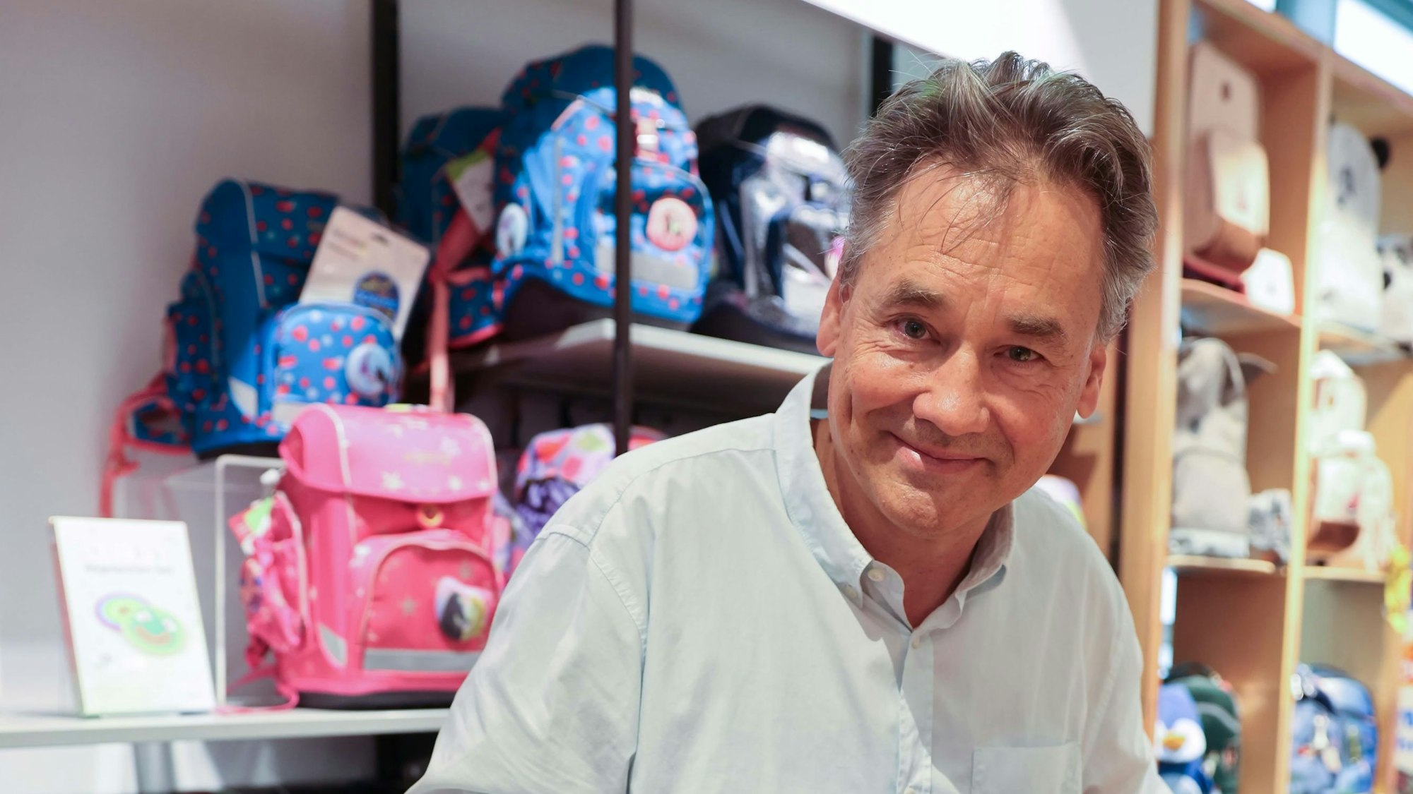 Martin Voegels, der Geschäftsführer von „Lederwaren Voegels“, mit zwei beliebten Schulranzen.