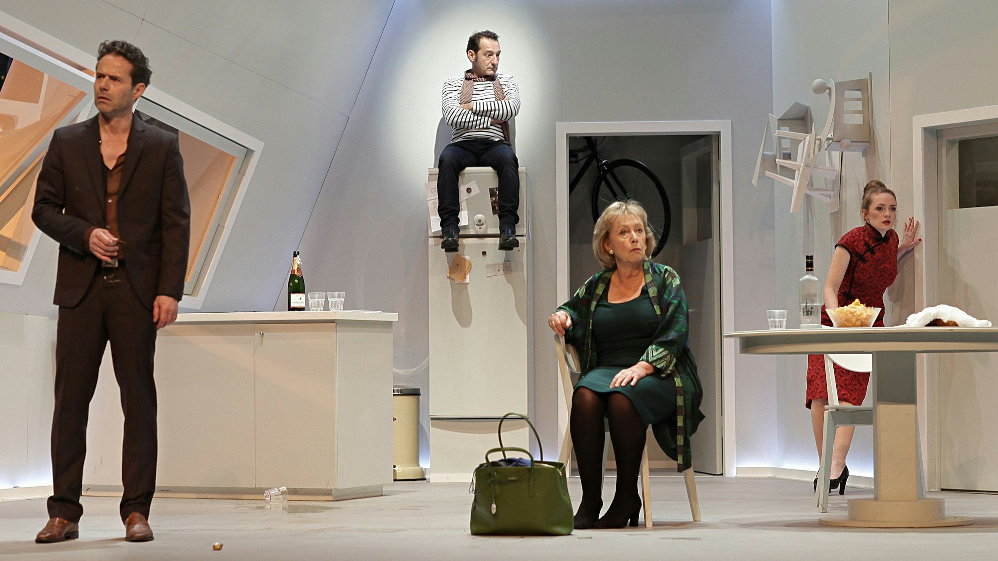 Auf dem Foto sind Schauspieler auf der Bühne zu sehen.