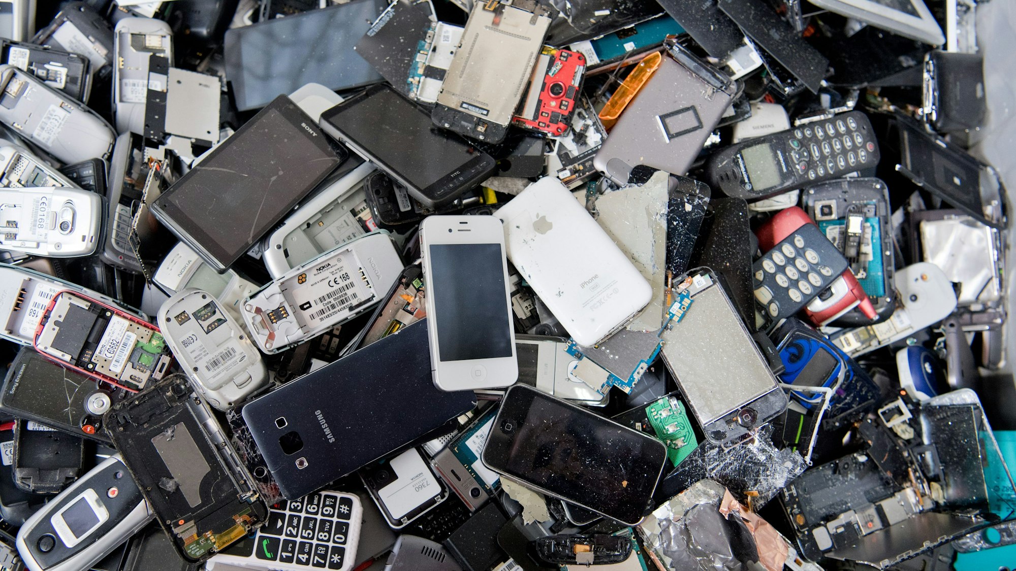 Aufeinandergestapelter Elektroschrott.