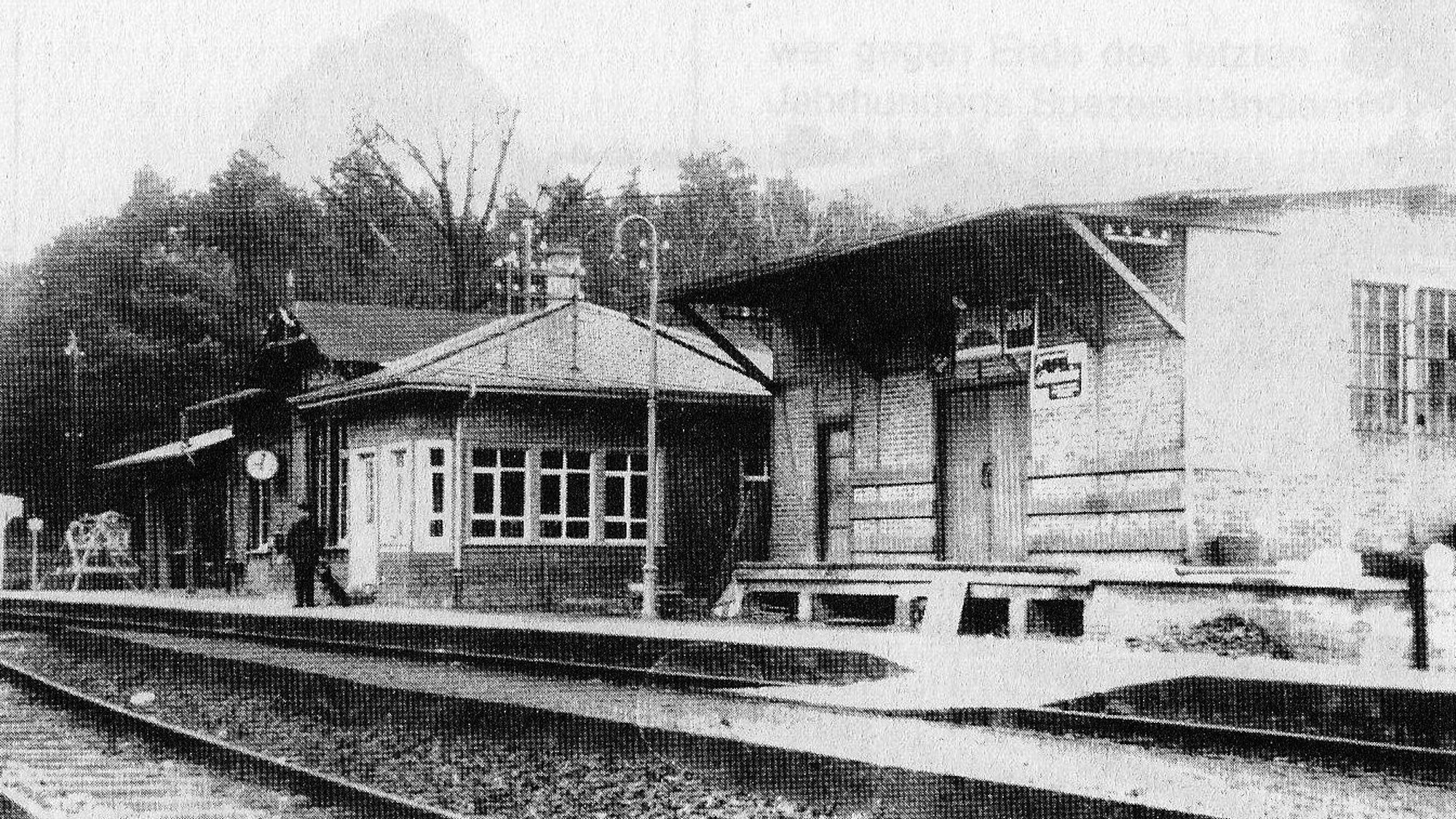 So sah der Forsbacher Bahnhof mit Güterschuppen (r.) zu seinen besten Zeiten aus.